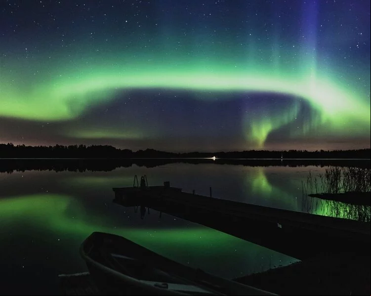 A aurora boreal é um dos fenômenos naturais mais deslumbrantes do planeta. As Northern Lights, como são chamadas em inglês, são luzes de cores vibrantes no céu, que se intensificam especialmente entre setembro e março.