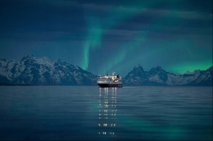 A aurora boreal é uma sensação nos pacotes de viagem na região do Ártico. Recentemente, a linha de cruzeiros Hurtigruten divulgou uma promoção que prometia ao viajante ver a aurora boreal ou não pagar nada na próxima viagem. Queremos que o viajante tenha certeza de que verá o espetáculo, anunciou a empresa.