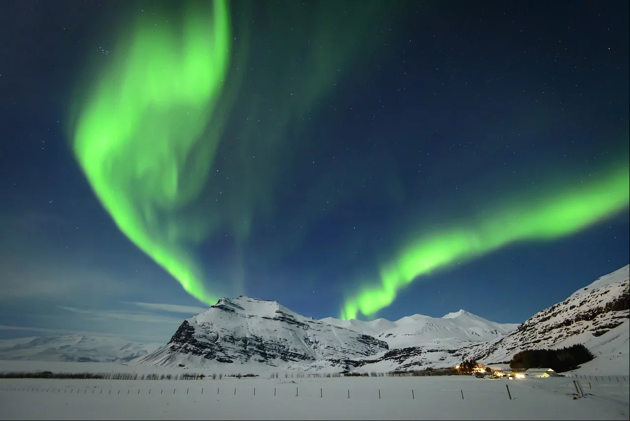 No hemisfério sul, o fenômeno da aurora luminosa ocorre no continente da Antártida. Portanto, a boreal é muito mais ível e badalada.