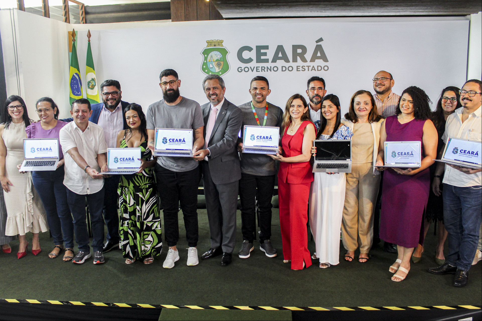 FORTALEZA, CE, BRASIL, 20-08-2024 - Entrega de notebooks para professores da rede do estado (foto: Matheus Souza/Especial para O povo)