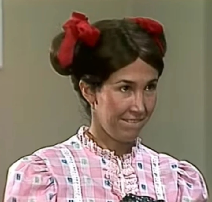 Curiosidade 3: Pópis deixou de ser fanha por causa de um telespectador - Uma das marcas da personagem Pópis era a voz anasalada. Mas tudo mudou quando um fã disse a Bolaños que não assistiria mais ao seriado porque seu filho era fanho e estava sendo ridicularizado na escola. Então, o ator de Chaves alterou o roteiro.