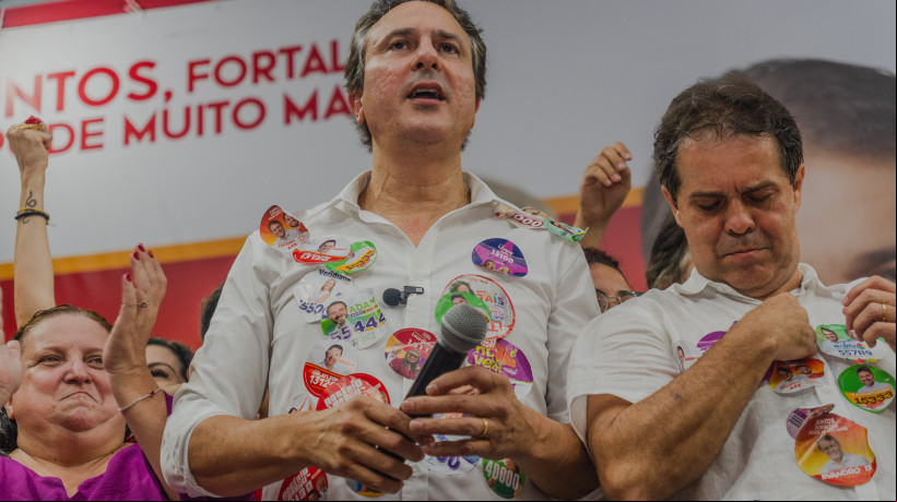 FORTALEZA-CE, BRASIL, 24-08-2024: Inauguração do comitê do candidato à prefeitura, Evandro Leitão (PT). Na foto, o candidato à prefeitura, Evandro Leitão (PT), e o senador, Camilo Santana. (Foto: Fernanda Barros/O Povo)