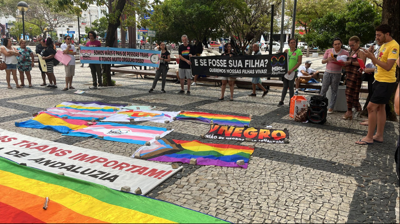 Ato na Praça do Ferreira pede justiça por morte da travesti Safira