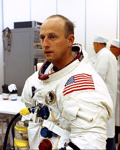 Pete Conrad - Nascido em 15/3/1932. Formado pela Universidade de Princeton. Pisou na Lua em 19/11/1969. Morreu em 8/7/1999, aos 69 anos.