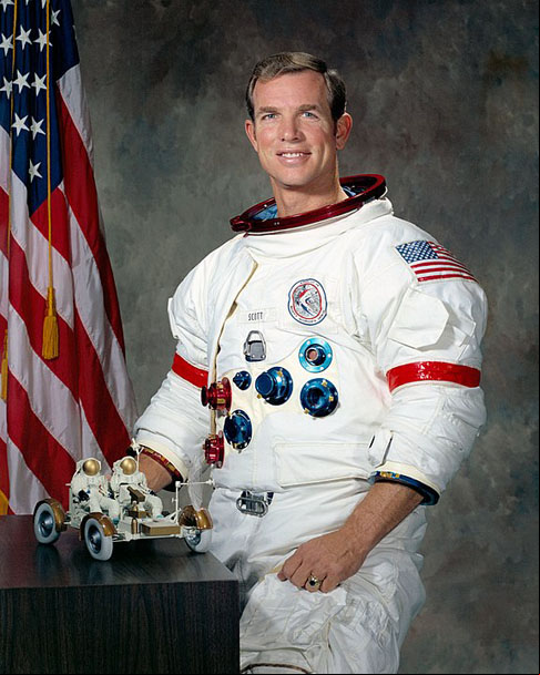 David Scott - Nascido em 6/6/1932. Formado pela Universidade de Michigan/Academia Militar dos EUA. Pisou na Lua em 31/7/1971.