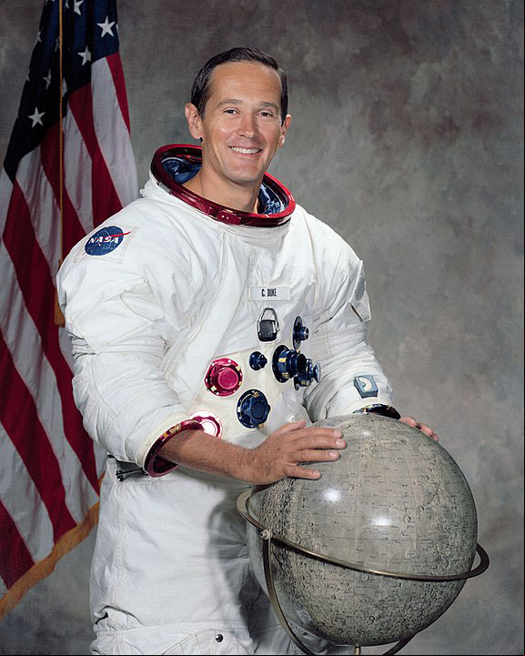 Nascido em 3/10/1935, ele se tornou o astronauta mais novo a colocar os pés na Lua. Foi em 21/4/1972, três anos depois de Buzz Aldrin. Na época, Charles tinha 36 anos.