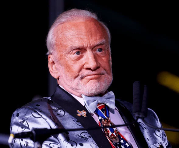 Dos três astronautas da Apollo 11, apenas um está vivo: Buzz Aldrin, aos 94 anos. Nascido em 20/01/1930, ele se tornou tão popular no imaginário coletivo que inspirou um personagem da animação.