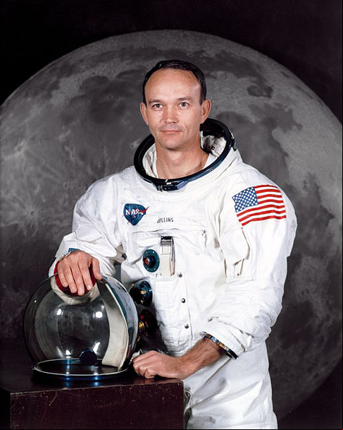 O terceiro tripulante, Michael Collins, de 38 anos, ficou na nave. Enquanto Collins cuidava dos controles da nave, Armstrong e Aldrin coletavam materiais. Ao todo, eles ficaram cerca de 21 horas e meia na Lua.