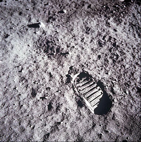 A famosa foto da pegada na Lua é da marca que ele deixou com sua bota. Uma imagem que correu o mundo e que até hoje faz parte do aprendizado sobre Astronomia.