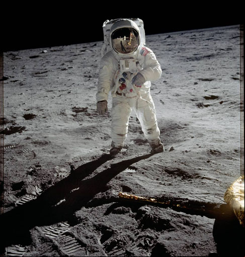 Na hora da conquista, Armstrong disse aquela que viria se tornar uma das frases mais famosas da história: “Um pequeno o para um homem, um salto gigante para a humanidade”.