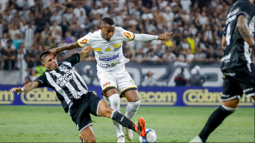Lucas Mugni e Reverson disputam lance no jogo Ceará x Novorizontino, no Castelão, pelo Campeonato Brasileiro Série B 2024