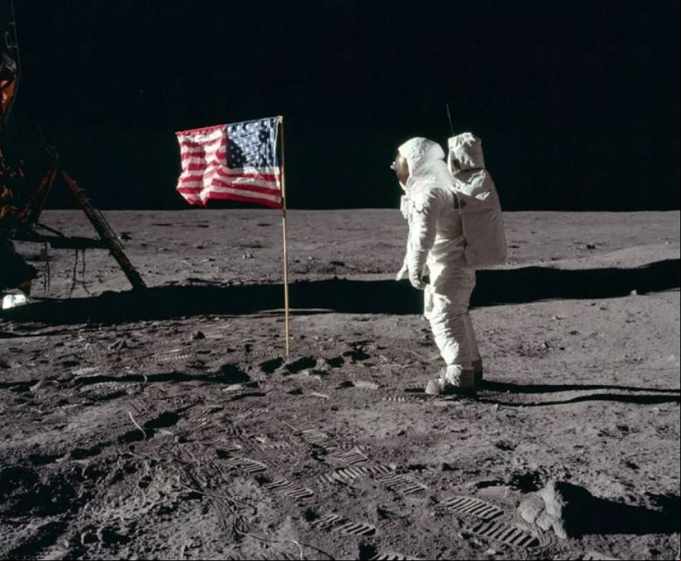 Nessa foto, Buzz Aldrin aparece diante da bandeira dos Estados Unidos, fincada na Lua — Michael Collins foi o único que não saiu da nave.