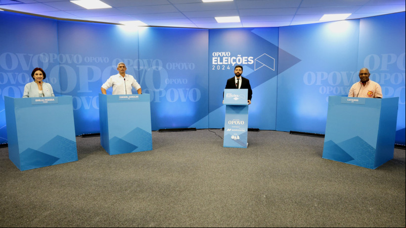 O POVO promove debate com os candidatos a prefeito de Caucaia. Da esquerda para a direita: Emília Pessoa (PSDB), Coronel Aginaldo (PL), mediador Ítalo Coriolano, e Waldemir Catanho (PT)