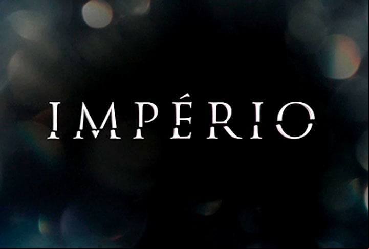 Em ‘Império’, exibida em 2014, o protagonista Comendador José Alfredo, interpretado por Alexandre Nero, era perseguido por um desafeto anônimo que utilizava o pseudônimo de Fabrício Melgaço.