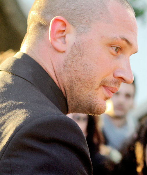 Para o papel de Bane, Tom Hardy ou por uma intensa preparação, tendo até que ganhar mais de 14 kg para compor o personagem.