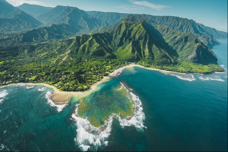 Conhecido mundialmente por hits como “When I Was Your Man” e “Locked Out of Heaven”, Bruno Mars, de 38 anos, é natural de Honolulu, capital do estado do Havaí, nos Estados Unidos. Ele já emplacou oito músicas na liderança da Billboard Hot 100, ranking semanal que é referência na música norte-americana.