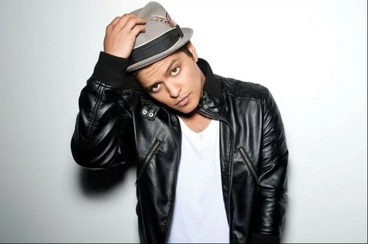 A revista Billboard, especializada na indústria musical, elegeu o cantor Bruno Mars como o 20º colocado na lista de 25 maiores artistas pops do século 21.