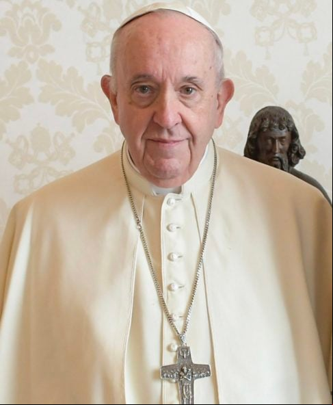 O Papa Francisco nasceu em Jorge Mario Bergoglio, em 17 de dezembro de 1936. Ele é o 266º Papa da Igreja Católica e líder mundial da Igreja desde março de 2013, quando sucedeu o Papa Bento XVI.