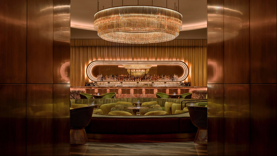 Chamado de The Pinky Ring, o bar tem 465 m² e é ível diretamente pelo piso do cassino, mas foi projetado para que as pessoas possam frequentá-lo mesmo de forma separada. O bar tem espelhos, lustres com bela iluminação, cortinas douradas e proteção contra a barulheira e a efervescência do cassino.