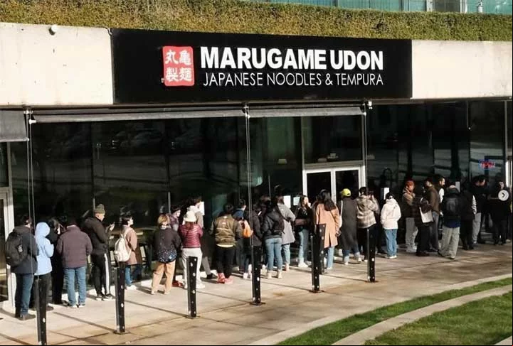 Os restaurantes da rede têm menus adaptados à preferência de consumo em cada localidade. Nos Estados Unidos, por exemplo, o udon vem acompanhado de frango frito.