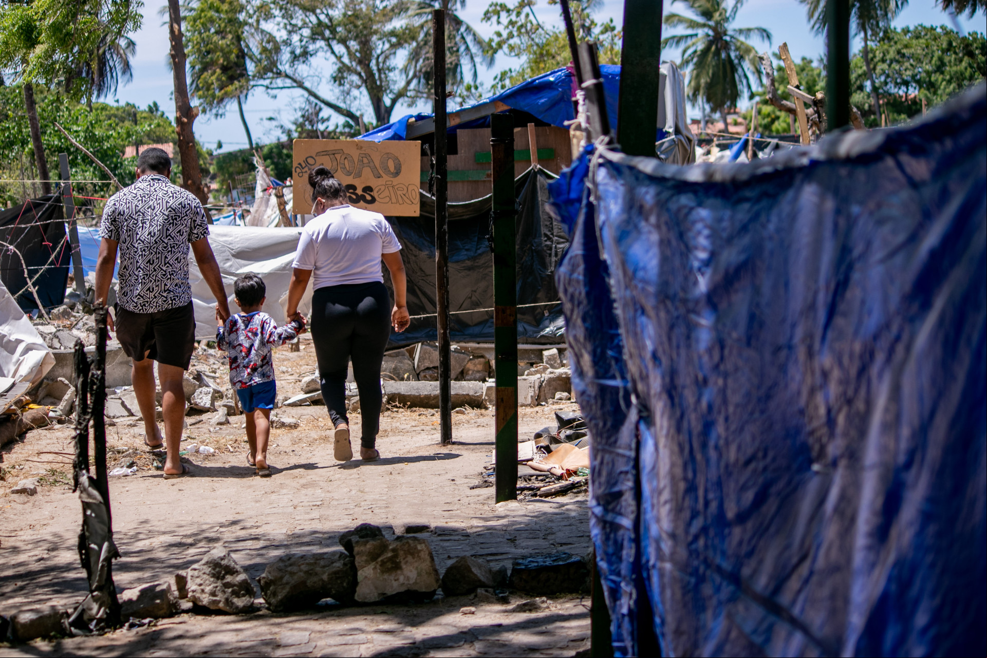 Ocupantes reivindicam direito à moradia no terreno que foi desocupado no bairro Carlito Pamplona, em Fortaleza