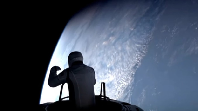 O astronauta Jared Isaacman ficou parcialmente do lado de fora da nave espacial Dragon da SpaceX durante a primeira caminhada espacial comercial