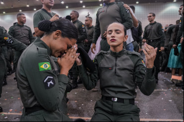 FORTALEZA, CEARÁ, 13-09-2024: Formação de policiais militares. O evento contou com a presença do Governador do Estado do Ceará, Elmano de Freitas, o Secretário de Segurança, Roberto Sá, e o Coronel Comandante-Geral da Polícia Militar do Ceará, Klênio Savyo. (Foto: Fernanda Barros / O Povo) FORTALEZA, CEARÁ, 13-09-2024: Formação de policiais militares. O evento contou com a presença do Governador do Estado do Ceará, Elmano de Freitas, o Secretário de Segurança, Roberto Sá, e o Coronel Comandante-Geral da Polícia Militar do Ceará, Klênio Savyo. (Foto: Fernanda Barros / O Povo)