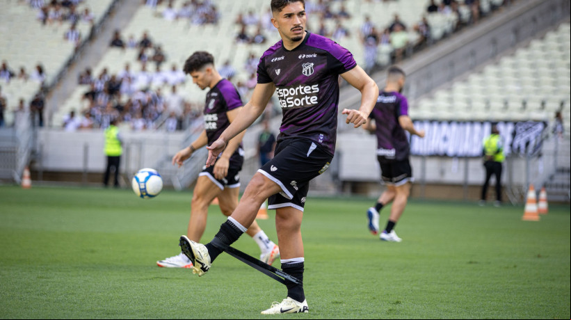 Volante Andrey em aquecimento antes do jogo Ceará x Operário, no Castelão, pelo Campeonato Brasileiro Série B 2024