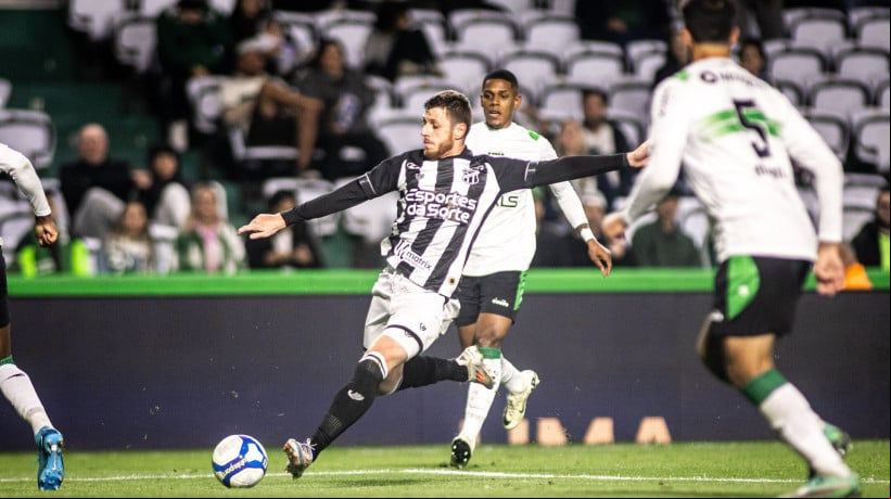 Atacante Aylon no jogo Coritiba x Ceará, no Couto Pereira, pelo Campeonato Brasileiro Série B 2024