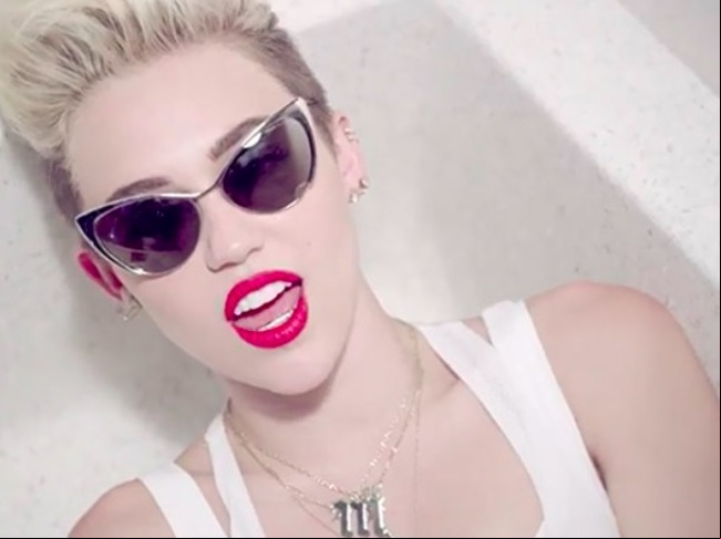 O disco incluiu hits como We Can't Stop e Wrecking Ball, que mostraram uma nova faceta da cantora.