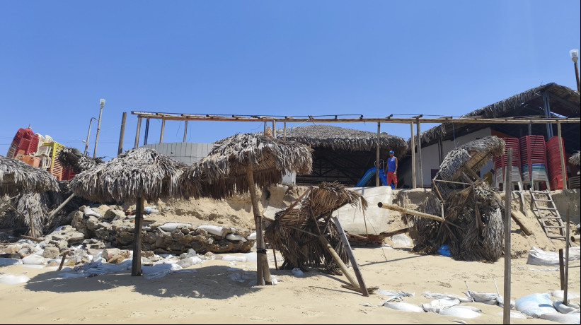 Avanço do mar derruba barracas e estruturas na Barra do Ceará, em Fortaleza