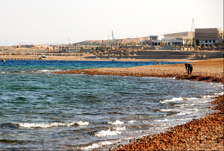 O Mar Vermelho banha o lado oeste da Arábia separando o país do continente africano, na Península Arábica.