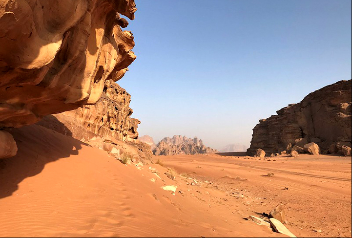 O deserto ocupa a maior parte da Arábia Saudita, com 2,3 milhões de km². Ali as temperaturas podem oscilar entre 0ºC de madrugada a 50ºC no meio do dia.