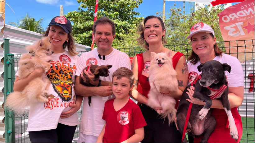 Gabriela Aguiar (PSD), Evandro Leitão (PT), Natália Herculano, Cristiane Leitão e cadela Marrion na inauguração do Espaço Pet