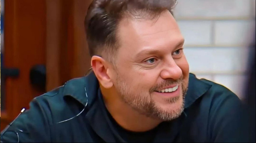 Albert Bresson participou do reality show Power Couple 2022 ao lado da esposa Adryana Ribeiro.