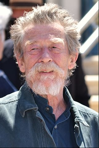 John Hurt estreou no cinema em 1966 e teve vasta filmografia. Ganhou Globo de Ouro por Expresso da Meia-Noite (1979) e também se destacou em O Homem Elefante. Seu último trabalho foi A Lenda de Tarzan (2016). Morreu de câncer em 2017, 3 dias após completar 77 anos.