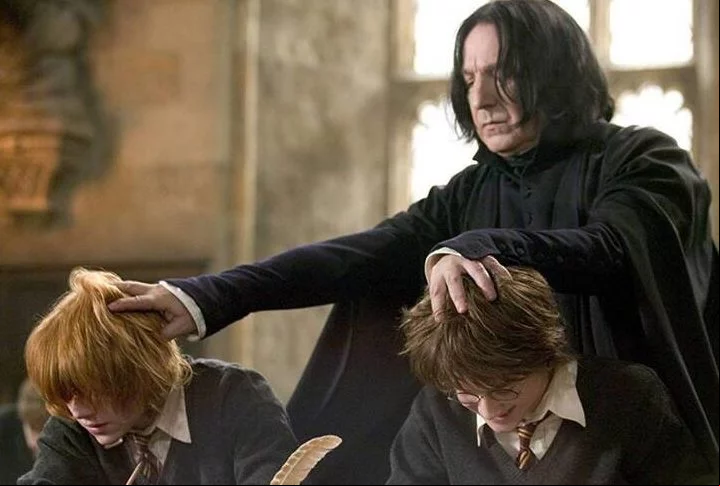 Curiosamente, Daniel Radcliffe, o Harry Potter na saga, declarou que temia Alan Rickman no set de gravações. Afinal, Daniel era criança quando começou a viver o bruxo. E Rickman encarnava o professor de voz cavernosa e fama de vilão.