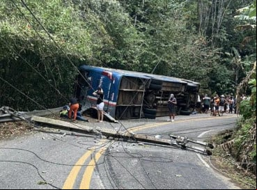Ônibus fretado pela Projeto Saúde, Bombeiros e Sociedade (PSBS) tombou na CE-065, em Guaramiranga 