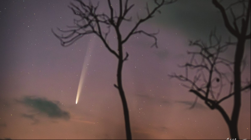 Fotografo cearense registra momento em que cometa aparece no céu de Paramoti