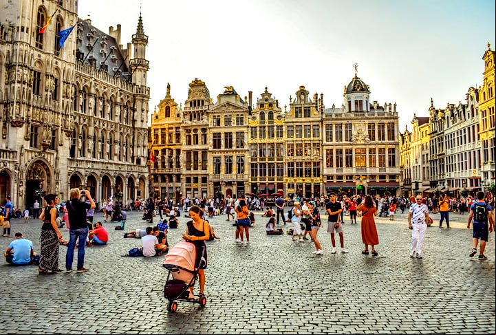 A Bélgica, em sétimo, apresenta um salário mínimo mensal de 1.995 euros, proporcionando uma base financeira extremamente robusta para os trabalhadores.