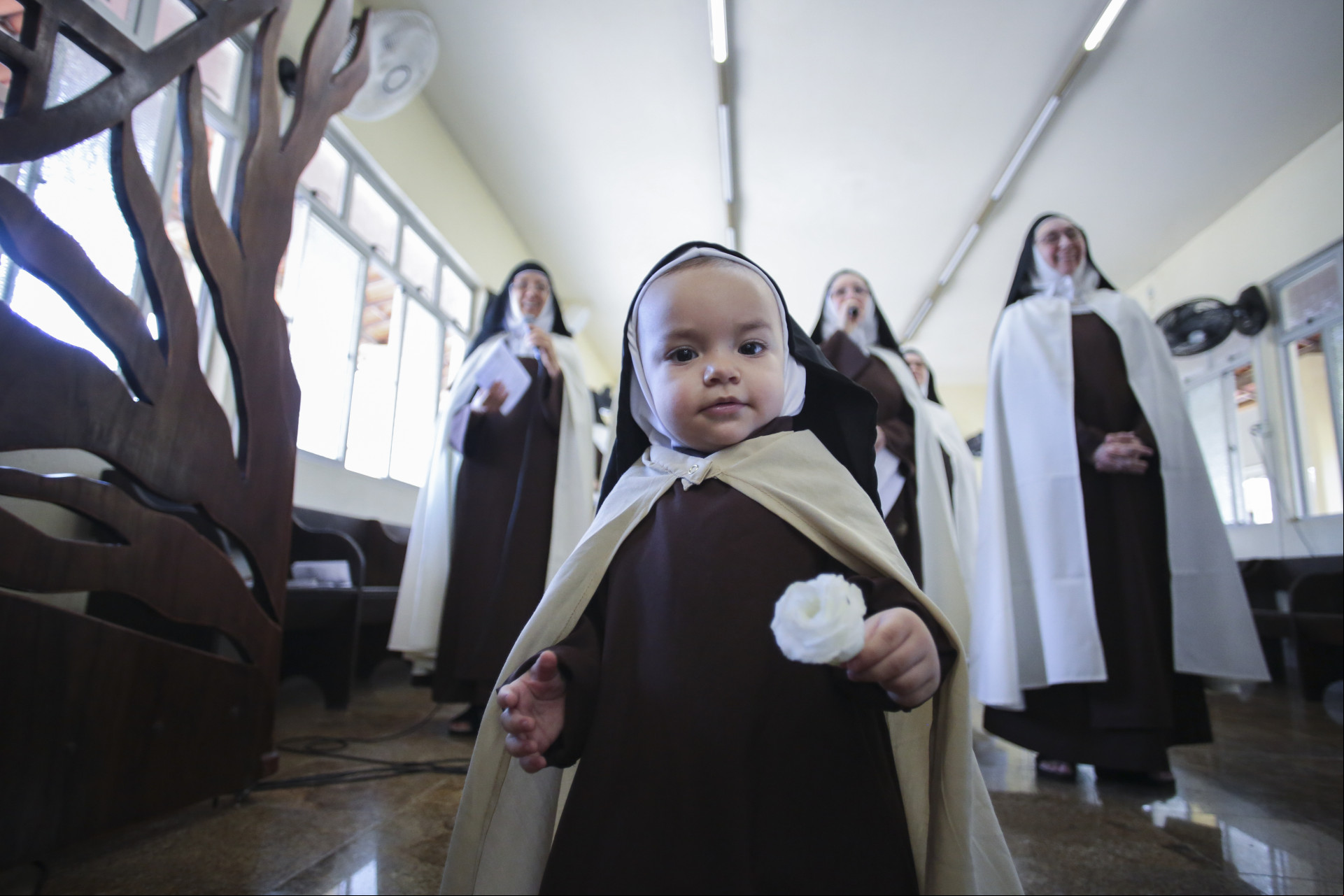 FORTALEZA-CE, BRASIL, 01-10-2024: Pequena Teresa, um aninho. Missa com arcebispo no Dia de Santa Teresinha. dia em que as irmãs saem da clausura. (foto: Fabio Lima/ OPOVO)