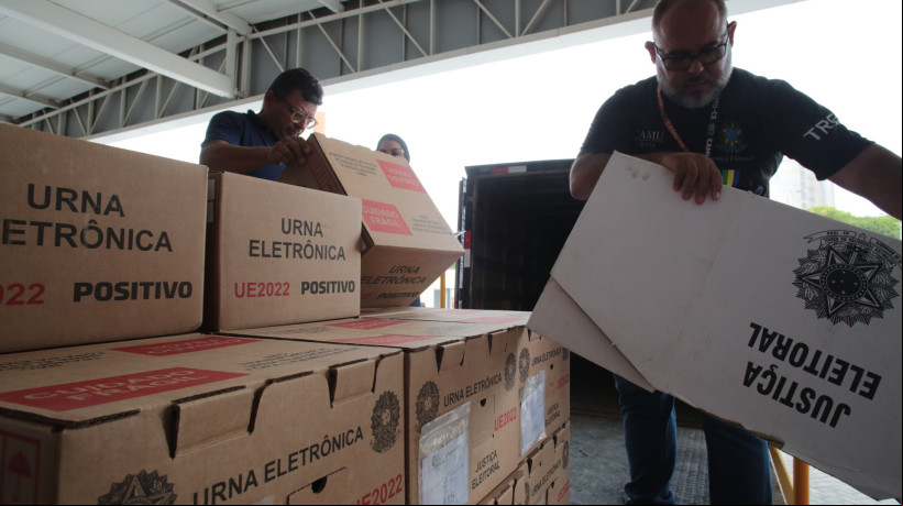 Distribuição de urnas eletrônicas a serem usadas em Fortaleza começou nesta quarta-feira, 2