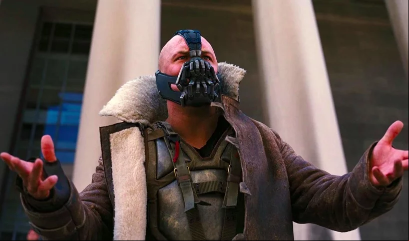 Já em Batman: O Cavaleiro das Trevas Ressurge (2012), o ator britânico Tom Hardy viveu uma versão bem mais pé no chão do temido vilão.