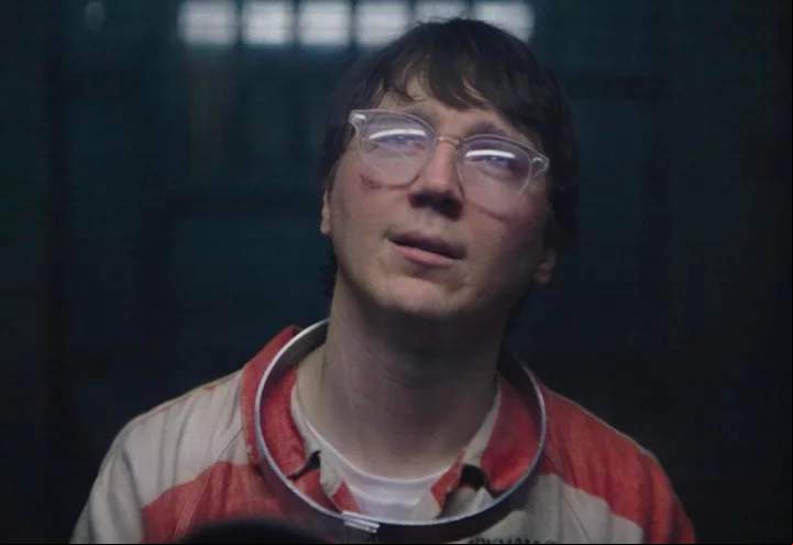 Já a versão de 2022, interpretada por Paul Dano, trouxe mais realismo e profundidade para o personagem, que é um dos vilões mais clássicos do Homem-Morcego nos quadrinhos.