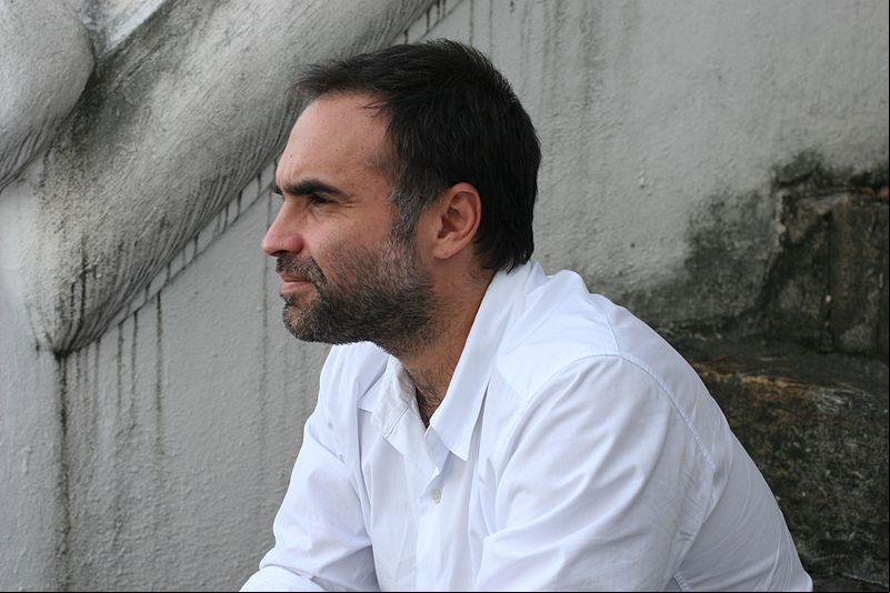 Karim Aïnouz - Diretor de filmes de sucesso como “Madame Satã”, “O Céu de Suely” e “A Vida Invisível”. Também fez trabalhos como roteirista e artista visual.