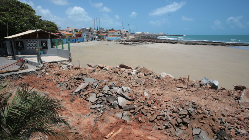 FORTALEZA-CE, BRASIL, 04-10-2024: Quiosques são demolidos no Titanzinho. (foto: Fabio Lima/ OPOVO)