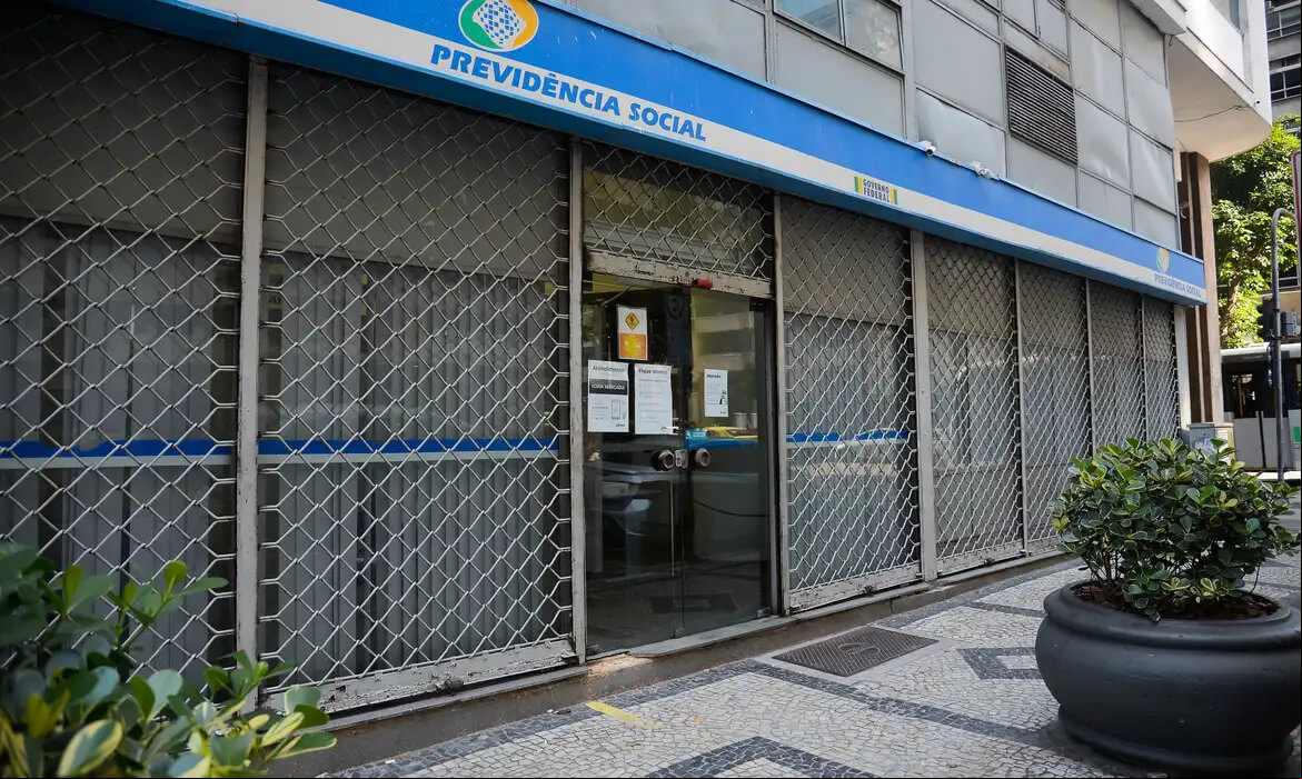 O regime de transição estabelece um aumento gradual na idade mínima ano a ano até 2031. O modelo foi criado como forma de ir sintonizando o sistema previdenciário antigo com o novo.