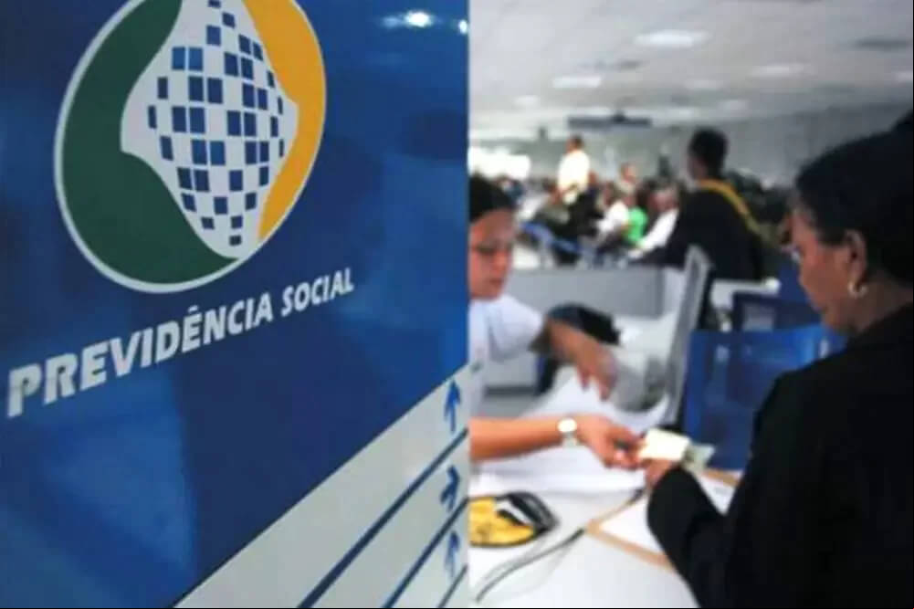 Em 2024, o tempo mínimo de contribuição a a ser de 30 anos para as mulheres e 35 anos para os homens, como na regra geral.