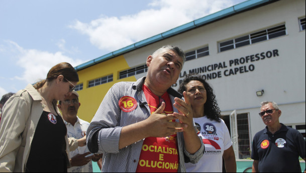 FORTALEZA, CE, BRASIL, 06-10-2024 - Candidato Zé Batista votando na escola Professor Luiz Recamond (foto: Matheus Souza/Especial para O povo)