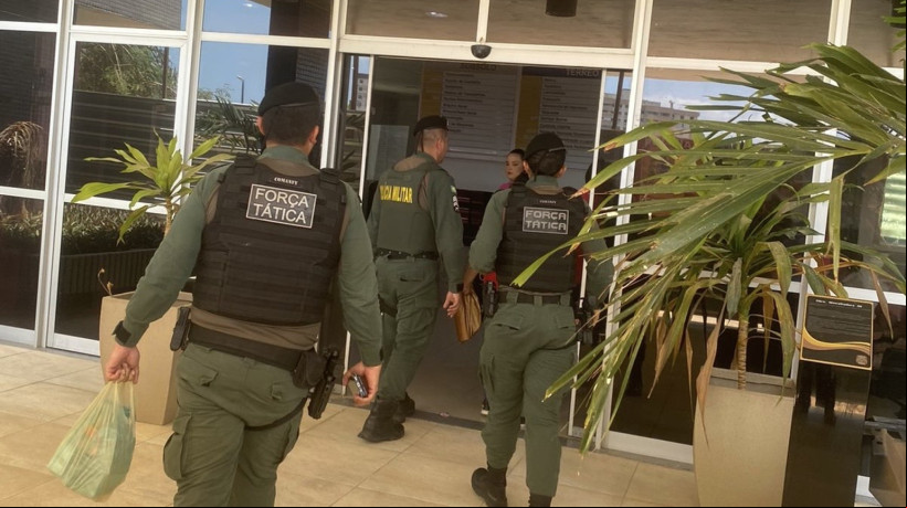 Foram apreendidos dois mil santinhos com o candidato a vereador preso após fazer boca de urna em Fortaleza